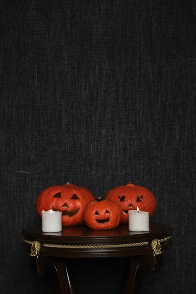 Calabazas de colores en taburete de madera frente a un fondo negro — Foto de Stock