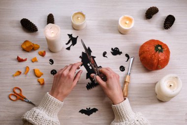 Cadılar Bayramı süslemelerinin üst görüntüsü, balkabağı sanatı yapan ögeler