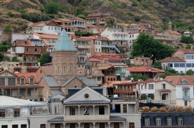Yaşlı Tiflis. Georgia 'nın başkenti. Şehrin tarihi caddeleri. Abanotubani Bölgesi. Ermeni kilisesi. Sülfür banyosu Temmuz 10.2020