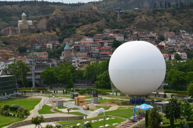 Yaşlı Tiflis. Georgia 'nın başkenti. Şehrin tarihi caddeleri. Abanotubani Bölgesi. Kura Nehri (Mtkvari). 10 Temmuz 2020 'de, beyaz balo insanları 150 metre yüksekliğe çıkaran bir cazibedir.