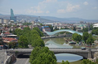 Tiflis, Gürcistan 'ın başkenti. 5 Haziran 2020. Eski şehir manzarası, tarihi kısım. Barış köprüsü, Mtkvari nehri. Metrkhi köprüsü. Otel Biltmore