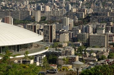 Tiflis, Gürcistan 'ın başkenti. Saburtalo bölgesi ve yenilikçi hastane binası manzarası. 5 Haziran 2020