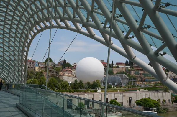 Tiflis, Gürcistan 'ın başkenti. 5 Haziran 2020. Eski şehir manzarası, tarihi kısım. Barış köprüsü, Mtkvar.Beyaz balon, insanları şehrin 150 metre yukarısına taşıyan yeni bir eğlence.