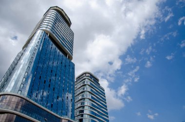 Yeni mimari. Evin modern tasarımı camdan yapılma. Mavi gökyüzü, yaz günü. Bina King David, Kraliçe Tamar Bulvarı, Tiflis, Georgia. 05.08.2020