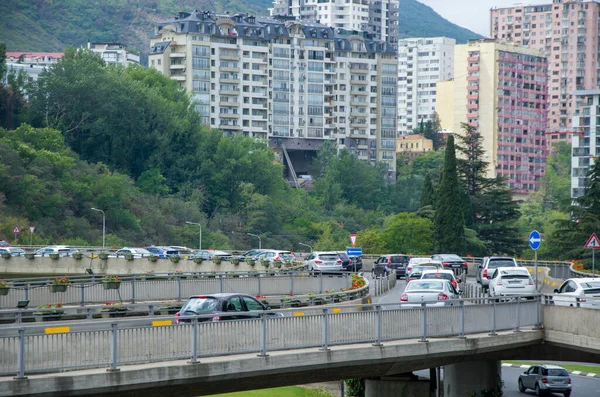 Tiflis, Georgia 'daki Kahramanlar Meydanı. Kahramanların anısına bir anıt. Araç kavşağı, yol. Otoban 'da. Saburtalo Bölgesi 03.08.2020