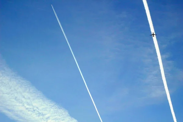 Avião Contrai Céu Azul Com Avião — Fotografia de Stock