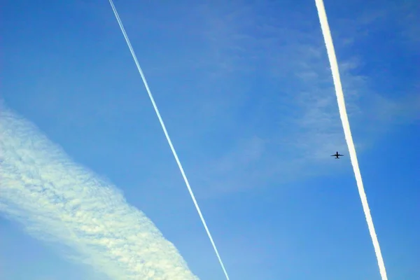Samolot Kursuje Błękitnym Niebie Samolotem — Zdjęcie stockowe
