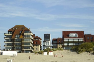 Belçika deniz kıyısında mimarlık. Oostduinkerke 'nin kum tepelerindeki apartmanlar.