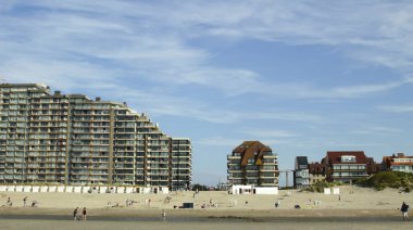 Belçika deniz kıyısında mimarlık. Kum tepelerindeki apartmanlar. Sol tarafta Nieuwpoort, sağ tarafta Oostduinkerke.