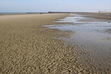 Nieuwpoort ve Oostduinkerke Belçika arasındaki devasa Kuzey Denizi sahili manzarası