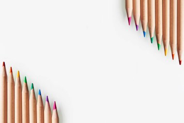 renkli kalemler beyaz arka plan okula geri dönüyor