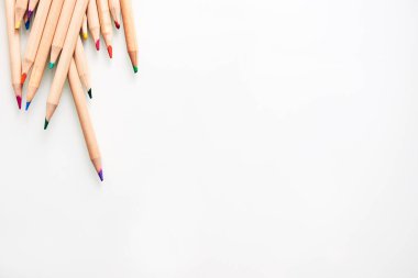 renkli kalemler beyaz arka plan okula geri dönüyor