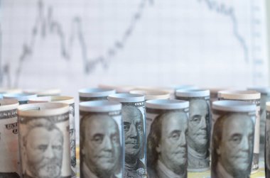 Bir sürü bükülmüş dolar fatura mali çizelgeleri arka plan üzerinde.