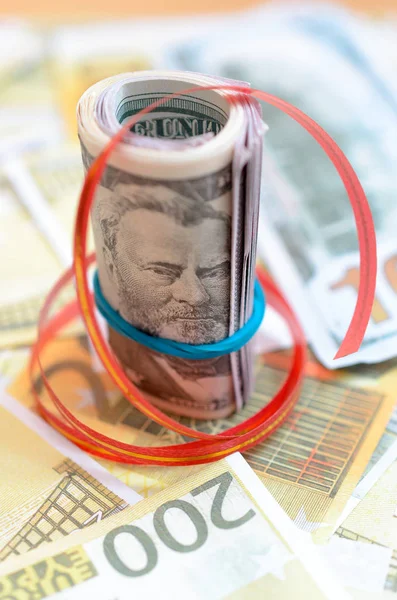 Role peněz v Dárková stuha na dolary a eura. — Stock fotografie