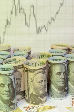 Bir sürü bükülmüş dolar fatura mali çizelgeleri arka plan üzerinde.