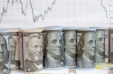 Bir sürü bükülmüş dolar fatura mali çizelgeleri arka plan üzerinde.