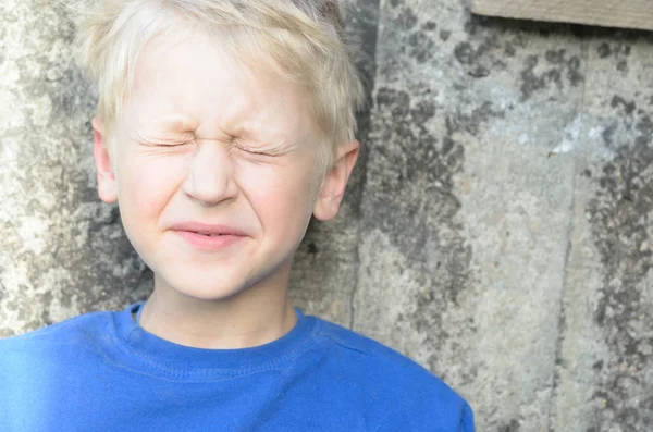 Det sorgsna ansiktet av en tiggare pojke, känslor. — Stockfoto