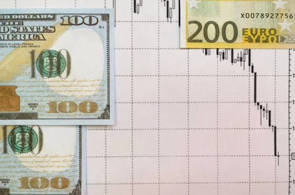 Dinero en el contexto de los gráficos de existencias financieras . —  Fotos de Stock