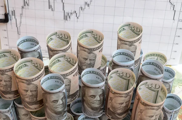 Bir sürü bükülmüş dolar fatura mali çizelgeleri arka plan üzerinde.