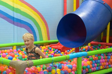 Bir çocuk oyun odası, orada bir yeri vardır renkli topları.