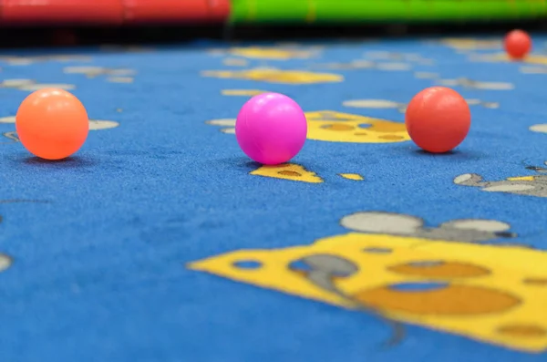ゲームの部屋の床の上に散らばっていくつかの色のボールのグループ. — ストック写真