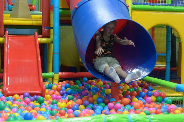 Bir çocuk oyun odası, orada bir yeri vardır renkli topları.