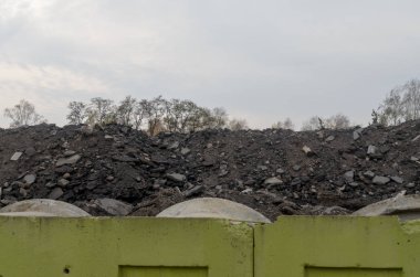 Eski asfalt kırık bir dağ şeklinde çöp.