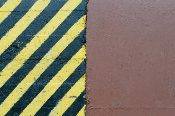 Contrassegni a strisce nere e gialle come avvertimento di pericolo . — Foto Stock
