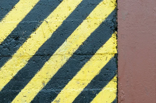 Marquages à rayures noires et jaunes comme avertissement de danger . — Photo