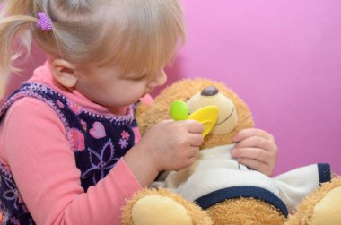 Küçük kız herhangi bir yumuşak oyuncaklar ile oynama.