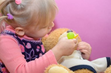 Küçük kız herhangi bir yumuşak oyuncaklar ile oynama.