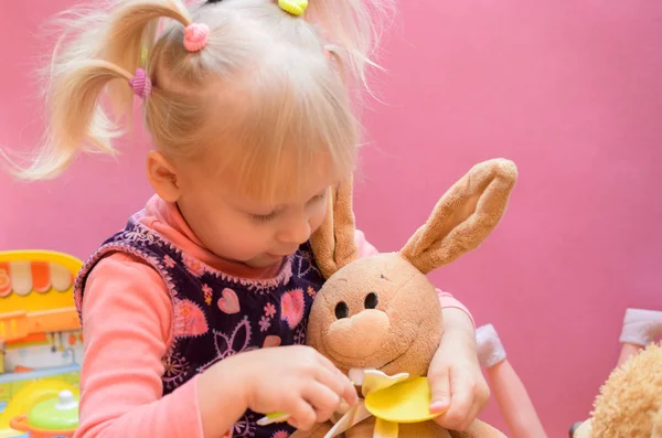 Küçük kız herhangi bir yumuşak oyuncaklar ile oynama.