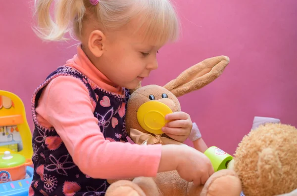 Küçük kız herhangi bir yumuşak oyuncaklar ile oynama.