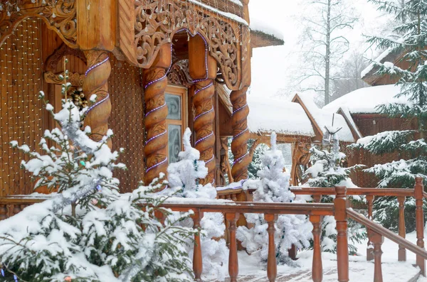 Reihenhäuser im alten russischen Stil im Winter mit Weißtannen. — Stockfoto