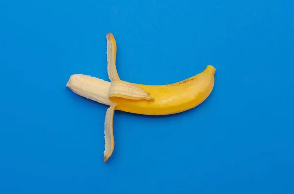Mavi arka plan üzerinde olgunlaşmış muz. Sağlıklı beslenme kavramı. Yaz kavramı.