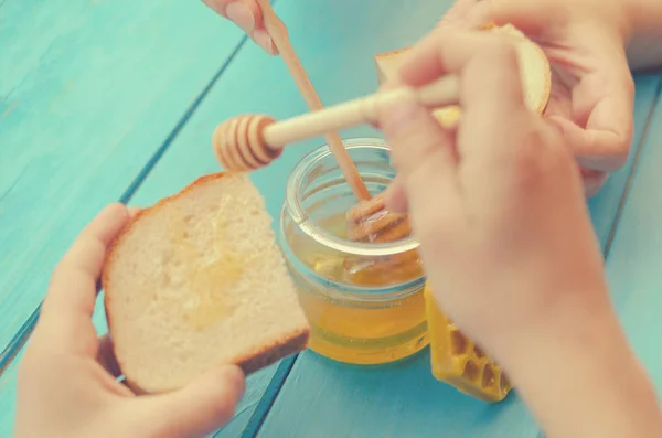 Accesorios de miel y miel para su uso sobre un fondo de madera azul . — Foto de Stock