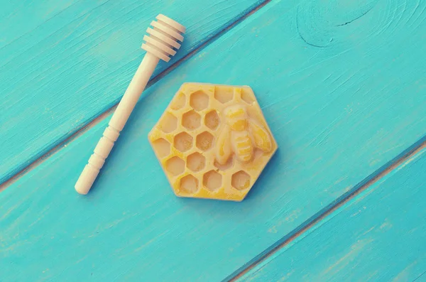 Honey and honey accessories for its use on a blue wooden background. — Stock Photo, Image