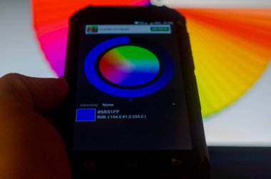 Akıllı telefon ve dizüstü bilgisayar arasındaki elektronik renk paletleri.
