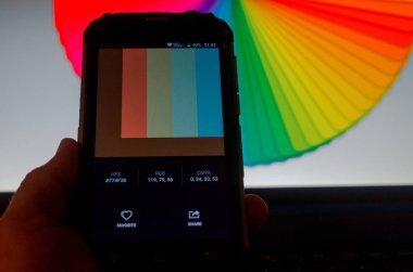 Akıllı telefon ve dizüstü bilgisayar arasındaki elektronik renk paletleri.