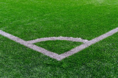 Parlak yeşil futbol sahasında beyaz işaretleme köşesi.