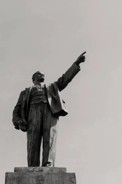 The sculpture of Lenin indicates with his hand the path - the symbol of totalitarianism. — Stock Photo, Image