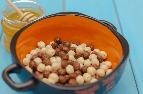 Copas de maíz con cereales de desayuno sobre fondo de madera azul . —  Fotos de Stock