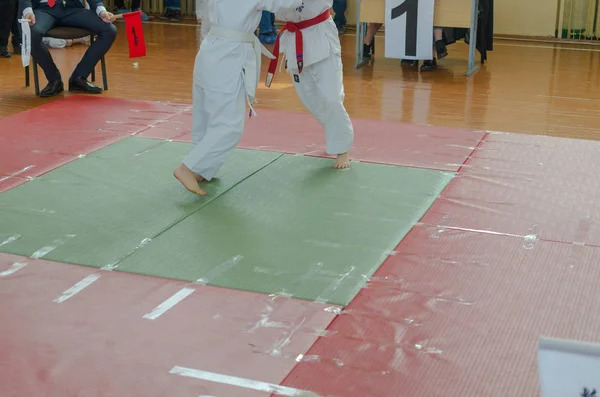 As bandeiras vermelhas e brancas do juiz nas competições nas artes marciais aéreas . — Fotografia de Stock