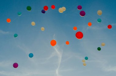 Gökyüzünde bir sürü renkli balon.