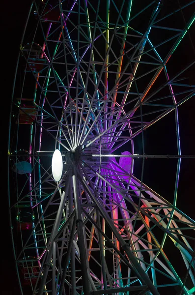 Attraction in the form of a Ferris wheel in the dark with beautiful lighting. — Stock Photo, Image