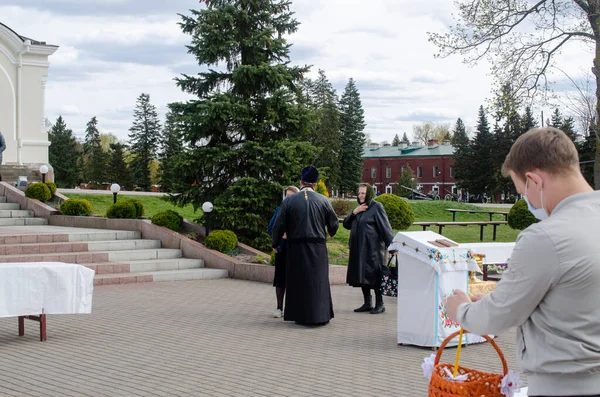 Masked parishioners in connection with covid-19 for 2020 Orthodox Easter. — Stock Photo, Image