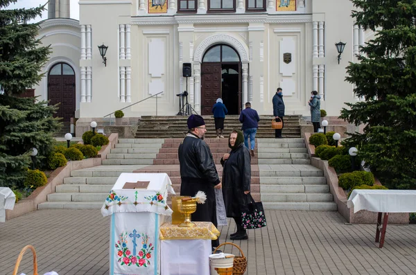 Maskovaní farníci v souvislosti s covid-19 pro rok 2020 ortodoxní Velikonoce. — Stock fotografie
