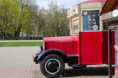 Brest Kalesi 'nde hediyelik eşya dükkanı olarak eski bir otobüs..