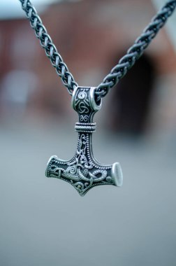 Tahribatın zemin karşı bir savaş sembolü olarak Thors çekiç.