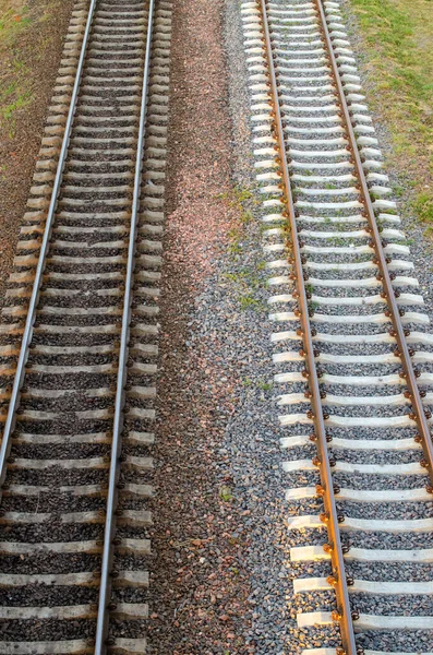 Концепция безопасности транспорта. Две параллельные железные дороги. Вертикальные и горизонтальные. — стоковое фото